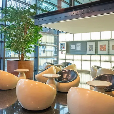 فندق في.آي.بي إكزيكتيف أرتس 4*