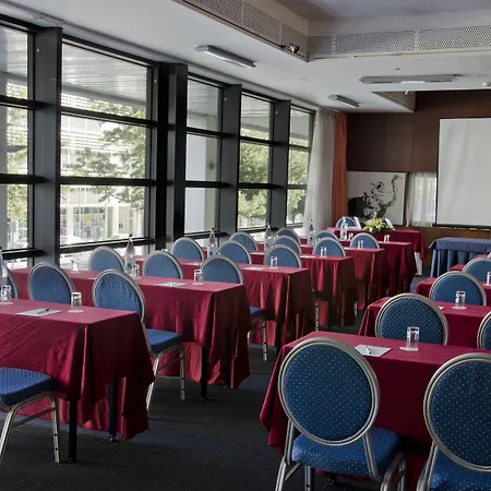 فندق في.آي.بي إكزيكتيف أرتس 4*