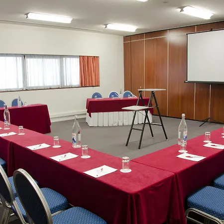 فندق في.آي.بي إكزيكتيف أرتس 4*